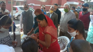 मां के दूध से पहले पोलियो की दो बूंद।  राष्ट्रीय सघन पल्स पोलियो अभियान