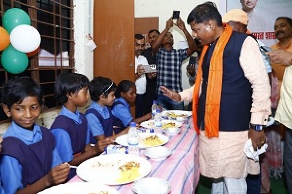 पौष्टिक आहार नाश्ता प्रदाय शुभारंभ कार्यक्रम में शामिल हुए वनमंत्री  केदार कश्यप