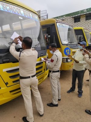 स्कूली बसों का किया गया रैंडम निरीक्षण
