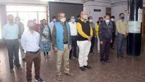 देश के स्वतंत्रता संग्राम में अपने प्राणों की आहुति देने वाले शहीदों की स्मृति में अधिकारी-कर्मचारियों ने दो मिनट का मौन रखा