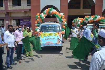 जिला पंचायत अध्यक्ष श्रीमति चंद्राकर और कलेक्टर वसंत ने किया हरी-झंडी दिखाकर सुपोषण रथ को रवाना