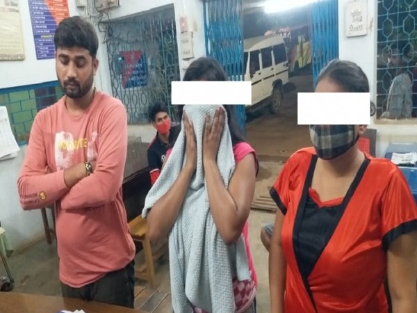 जिस्मफरोशी करने वाली लखनऊ और कोलकाता की दो लड़किया पकड़ाई , दलाल भी गिरफ्त में ...