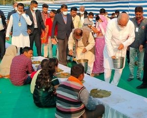 मुख्यमंत्री ने अनुरागी धाम में आयोजित भंडारा में श्रद्धालुओं एवं साधु संतों को भोजन परोसा