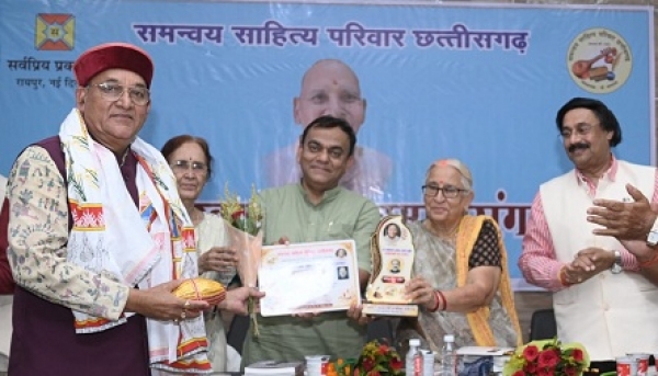 डॉ. पालेश्वर शर्मा छत्तीसगढ़ी गद्य सम्मान से विजय मिश्रा विभूषित