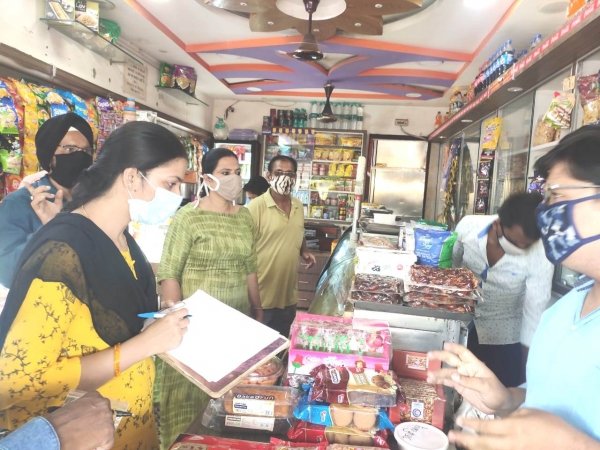 रिसाली निगम और फू ड एंड ड्रग कंट्रोल ने एक साथ मिलकर बार और रेस्टारेंटों में मारा छापा