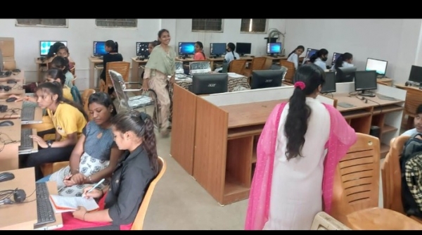 जिला प्रशासन द्वारा संचलित किया जा रहा कम्प्यूटर मोर संगवारी अभियान - स्कूली बच्चों को दिया जा रहा कम्प्यूटर प्रशिक्षण