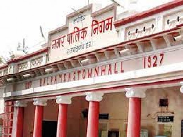 विज्ञापन बोर्ड नवीनीकरण की राशि जमा नहीं करने पर 8 एडवरटाइजर्स को निगम के थमाई नोटिस