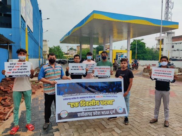 पेट्रोल पंप के बाहर दुर्ग एनएसयूआई का सांकेतिक आंदोलन