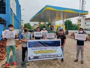 पेट्रोल पंप के बाहर दुर्ग एनएसयूआई का सांकेतिक आंदोलन