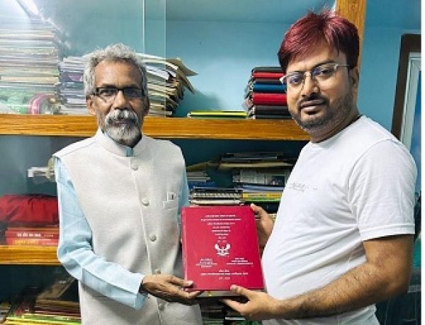 बस्तर के एमए पाठ्यक्रम में पारकर का उपन्यास शामिल