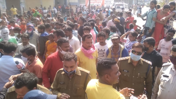 नंदिनी रोड में मोटर सायकल की ठोकर से किशोर गंभीर रूप से घायल , लोगों ने शराब दुकान हटाने सड़क पर किया जमकर प्रदर्शन