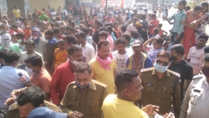 नंदिनी रोड में मोटर सायकल की ठोकर से किशोर गंभीर रूप से घायल , लोगों ने शराब दुकान हटाने सड़क पर किया जमकर प्रदर्शन