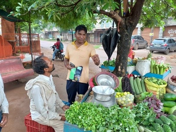 ग्राहक बनकर सब्जी लेने पहुँचे आयुक्त,प्रतिबंधित पॉलीथिन पकड़ी, किया जब्त, चेतावनी देकर छोड़ा: