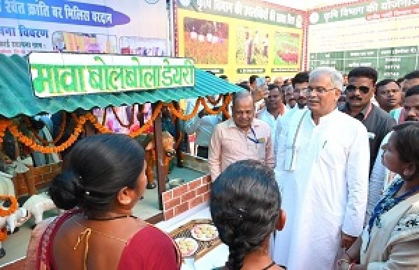 मावा से बनी बर्फी   का स्वाद लिया सीएम बघेल ने : कोंडागांव एक दिवसीय दौरा 