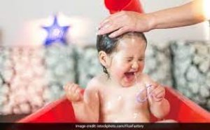 सर्दी में बच्चों को रात में नहलाकर रजाई में सुला देते हैं आप, यहां जानें ये कितना सही है और कितना गलत