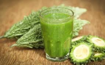 स्वाद में कड़वा मगर सेहत के गुणों का खजाना है इस सब्जी का जूस, सुबह खाली पेट पीने से मिलते हैं ये गजब फायदे