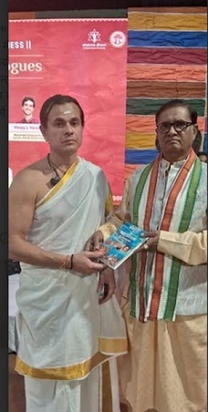 ब्राजील वासी पद्मश्री आचार्य मसेट्टी को &quot;संस्कृति के  चार सोपान&quot; भेंट की आचार्य शर्मा ने