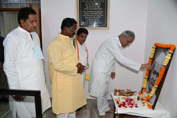 मुख्यमंत्री ने स्वतंत्रता संग्राम सेनानी स्वर्गीय पंडित वामनराव लाखे की जयंती पर उनके चित्र पर पुष्प अर्पित कर उन्हें नमन किया