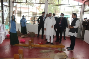 दानीकुंडी में ढेंकी चावल का स्वाद लिया मुख्यमंत्री ने : ढेंकी चावल बनाकर प्रतिदिन करीब 400 रूपये की आय हो रही स्व-सहायता समूह की महिलाओं को