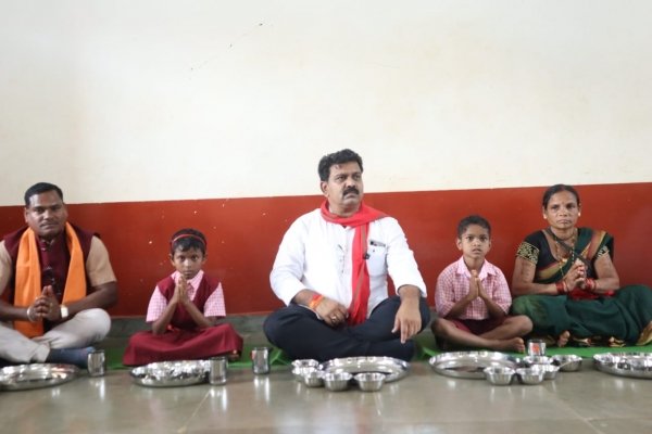 उप मुख्यमंत्री विजय शर्मा ने कच्चापाल के रामकृष्ण मिशन आश्रम में बच्चों संग किया भोजन