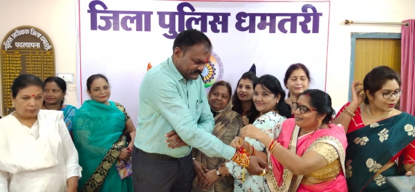 भाजपा महिला मोर्चा के पदाधिकारियों ने पुलिस अधीक्षक को बांधी रक्षा सूत्र