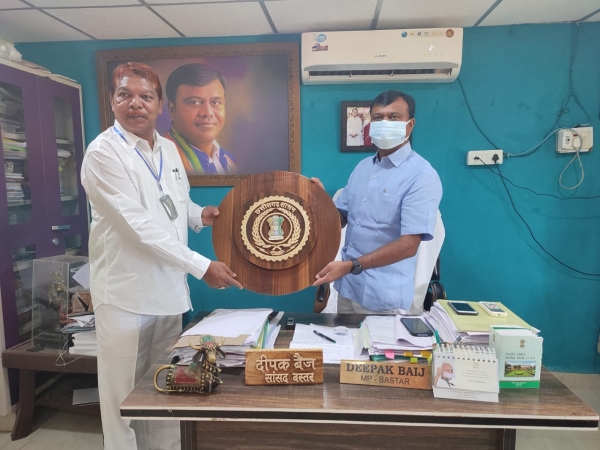 छत्तीसगढ़ हस्तशिल्प विकास बोर्ड एवं विधायक नारायणपुर चन्दन कश्यप ने की मुलाक़ात बस्तर सांसद दीपक बैज के साथ