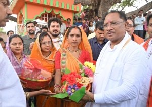 झुरानदी में बिना पूर्व सूचना पहुंचे मुख्यमंत्री, चौपाल लगाकर सुनीं ग्रामीणों की समस्याएं, झुरानदी गांव में बरगद पेड़ की छांव में लगी मुख्यमंत्री की चौपाल