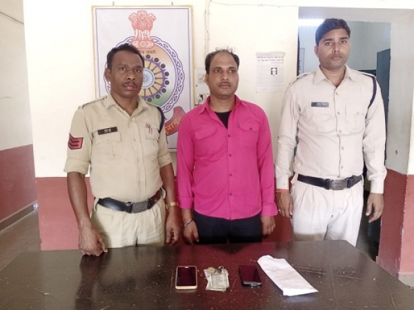 गाड़ी में घूम -घूम कर मोबाइल से सट्टा पट्टी लिखते खाईवाल को किया गया गिरफ्तार