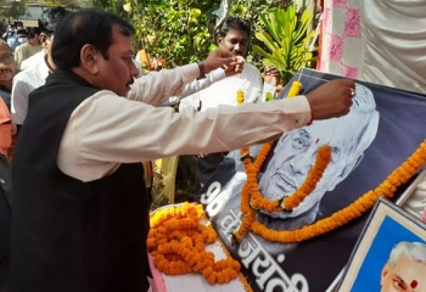 चटाई क्वार्टर में मना पूर्व प्रधानमंत्री अटल बिहारी का जन्मदिन