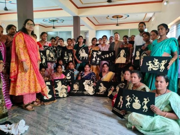 पैरा आर्ट से आत्मनिर्भरता की नई राह: बलौदाबाजार में 40 महिलाओं को धान एवं पैरा आर्ट का प्रशिक्षण