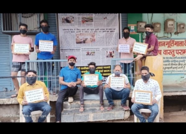 बारिश में भीगते हुए मोदी आर्मी ने भूपेश सरकार को वादा दिलाने सात दिवसीय धरना प्रदर्शन की शुरुवात की