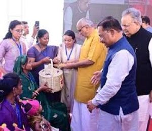 उपराष्ट्रपति श्री सीपी राधाकृष्णन ने पो_ लईका पहल के स्टॉल का किया अवलोकन