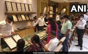 सोना हुआ सस्ता, खरीददारी के लिए दुकानों पर नजर आ रही है भीड़, जानें आज का भाव