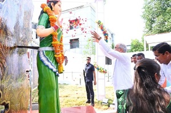 मुख्यमंत्री बघेल ने कलेक्टर कार्यालय परिसर में छत्तीसगढ़ महतारी की प्रतिमा का किया अनावरण