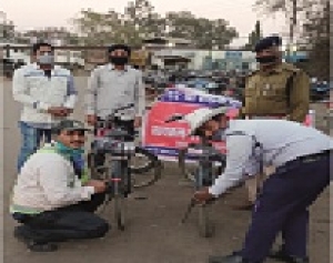 सायकल में लाल रेडियम टेप लगाने का कार्य कर रही है ट्राफिक पुलिस