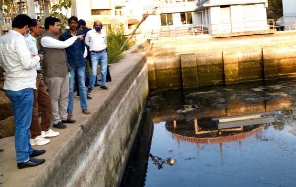 गर्मी की तैयारी में अभी से जुटे धीरज बाकलीवाल , सेटलिंग टैंक सफाई का महापौर ने किया निरीक्षण