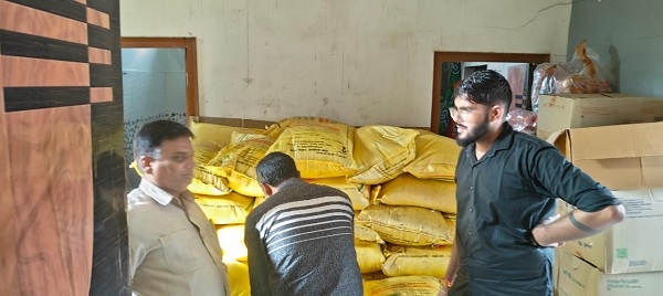 जिला प्रशासन की टीम ने  अरिहंत डेली नीड्स में 100 बैग यूरिया स्टाक किया जप्त