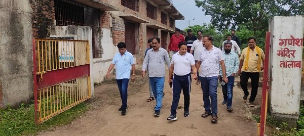 शहर के अंतिम वार्ड हुडको में सफाई व्यवस्था का निगम आयुक्त लोकेश चंद्राकर ने लिया जायजा, सरोवर का भी किया निरीक्षण