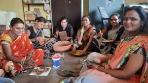 देश में पहली बार गोधन से बने ब्रीफकेस में पेश किया गया बजट