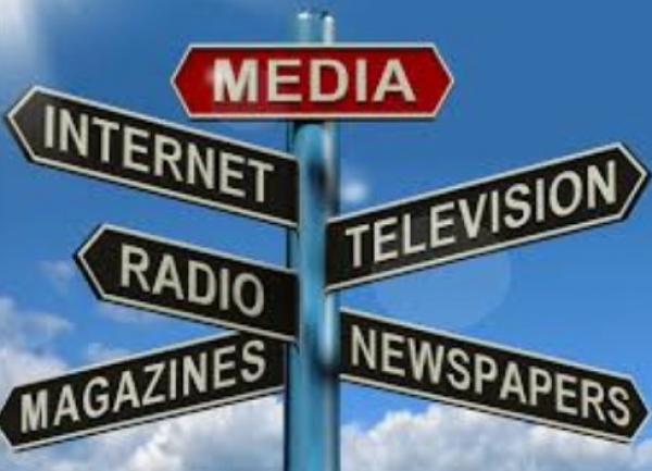 नैतिकता बेच कर चाटुकारिता पर उतरती मीडिया ...