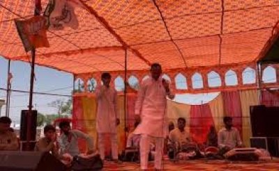 हाथरस में नेताओं के भाषणों पर नहीं, रागिनी के बोलों पर बज रहीं तालियां