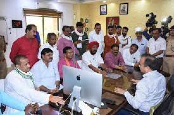 छत्तीसगढ़ में रद्द ट्रेनो को तत्काल बहाल कराने कांग्रेस ने डी.आर.एम. कार्यालय का किया घेराव