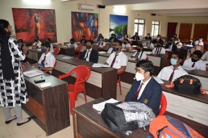 छात्रों के आने से चहक उठा कृष्णा पब्लिक स्कूल का वातावरण ....