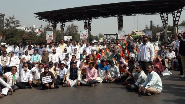 किसान आंदोलन के समर्थन में हुए धरना प्रदर्शन से तीन घंटे  नेशनल हाइवे में थमे रहे वाहनों के पहिए