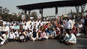 किसान आंदोलन के समर्थन में हुए धरना प्रदर्शन से तीन घंटे  नेशनल हाइवे में थमे रहे वाहनों के पहिए