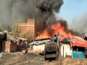 भिलाई की बस्ती में भीषण आग से एक साथ जले 100 से अधिक मकान
