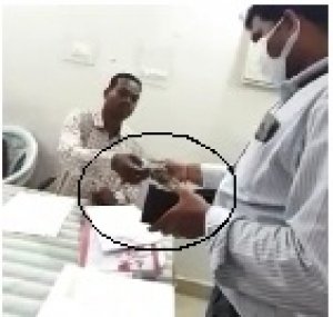 रुपये लेते दिखे आर आई वीडियो हुआ सोशल मीडिया में वायरल