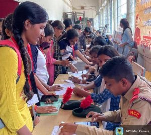 एन एस एस छात्रा , एन सी सी इकाई द्वारा नए मतदाताओं का नाम सूची में जोड़ा गया
