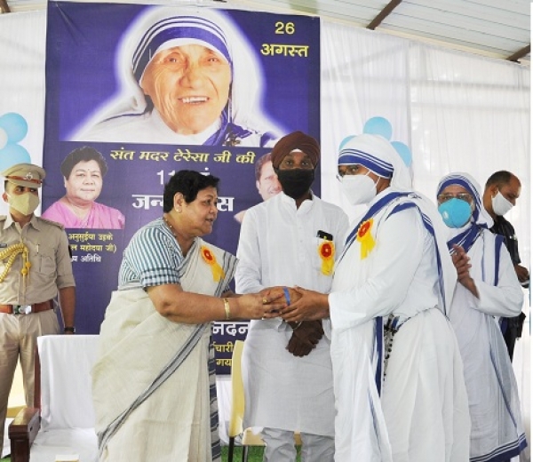 जो मानवीय संवेदना के साथ काम करता है, वह समाज में पूज्यनीय होता है: सुश्री उइके