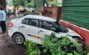 केंद्रीय मंत्री किरण रिजिजू के घर की दीवार पर कैब ड्राइवर ने मारी टक्कर